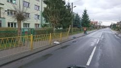 ul. Poniatowskiego - sprzątanie chodników i krawedzi jezdni